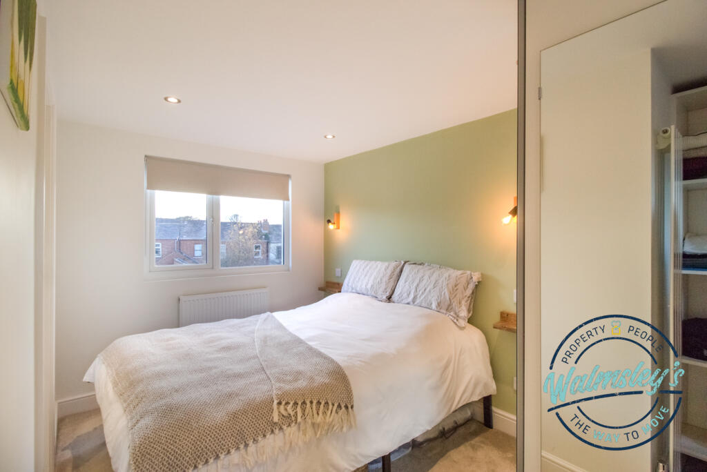Top floor main ensuite bedroom
