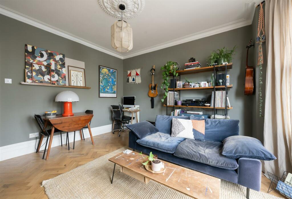 Carnarvon Road, E18