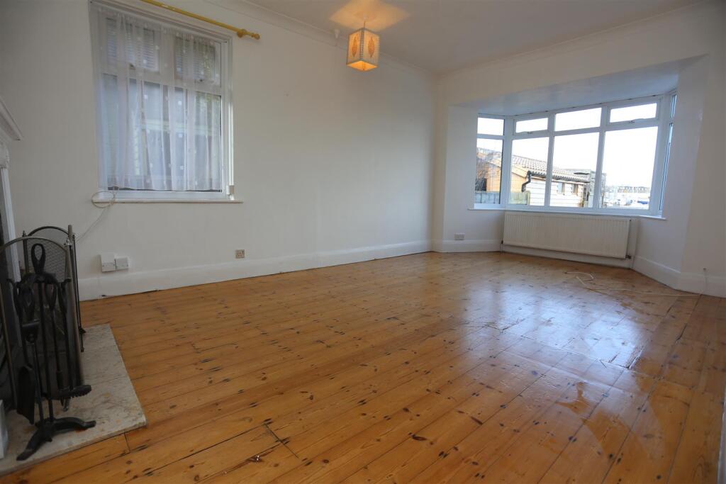 23 Riverside lounge.JPG