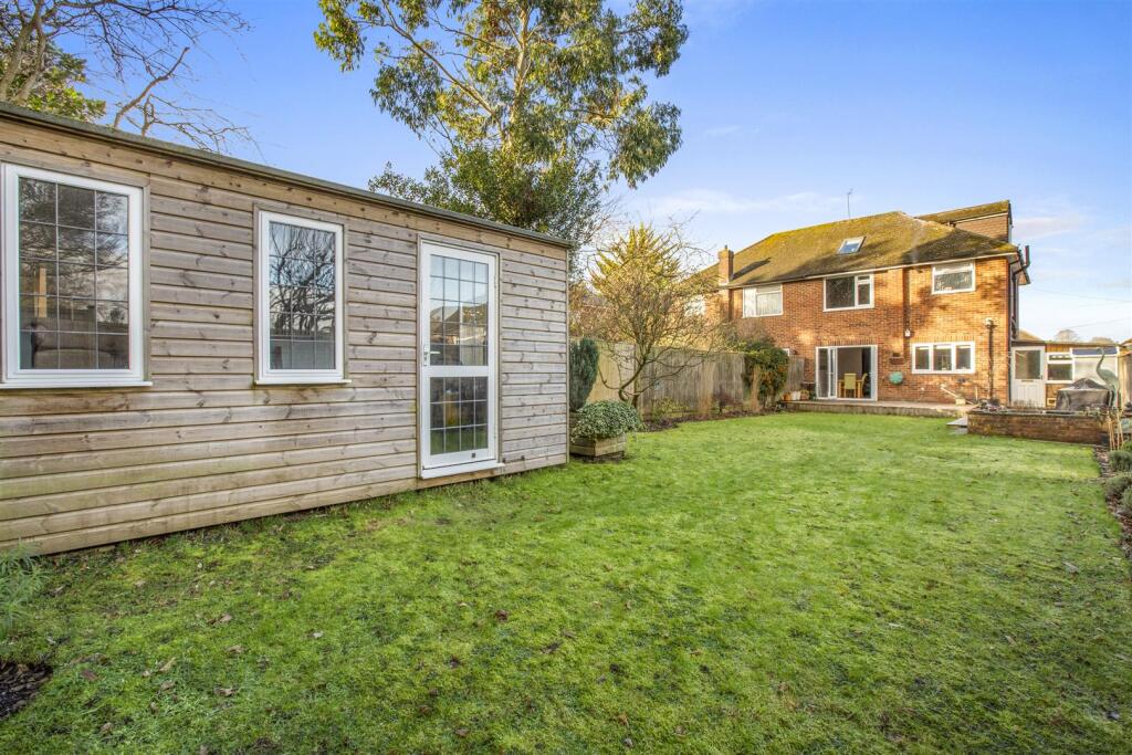 35 Ellsworth Road, HP11 2TU-4.jpg