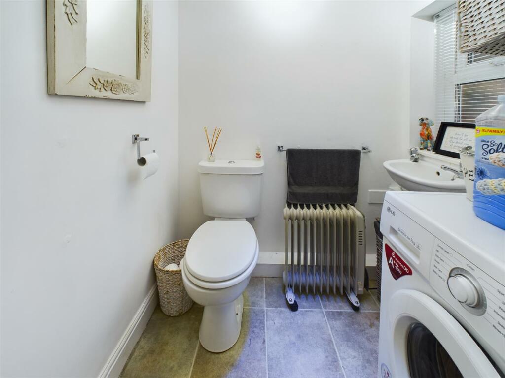 GUEST CLOAKROOM