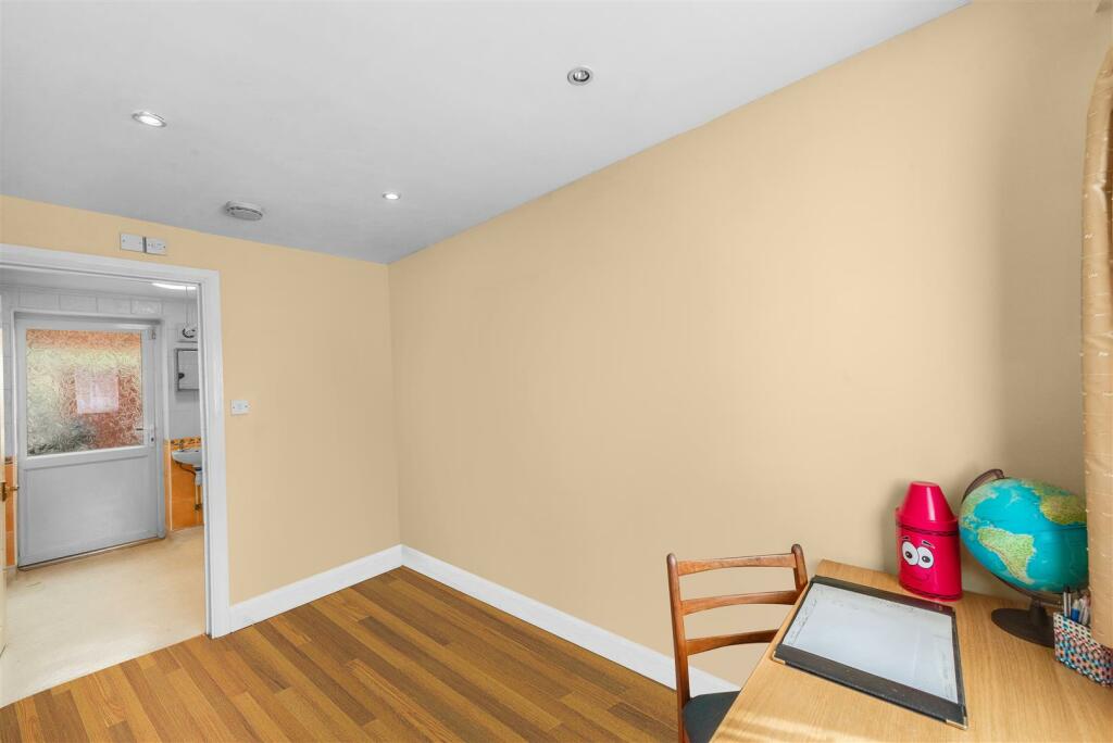 Bedroom 4 (side extension)