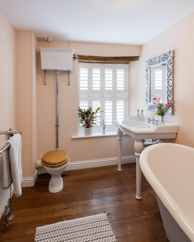 34 Clarence Hill, Dartmouth,  Family Bathroom (2nd Floor)