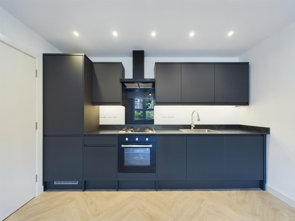 CAM02136G0-PR0069-STILL006