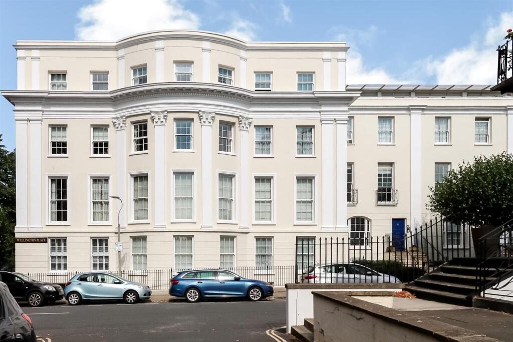 2-bed-2-bath-central-cheltenham (3).jpg