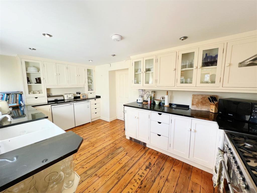 Kitchen 4.jpg
