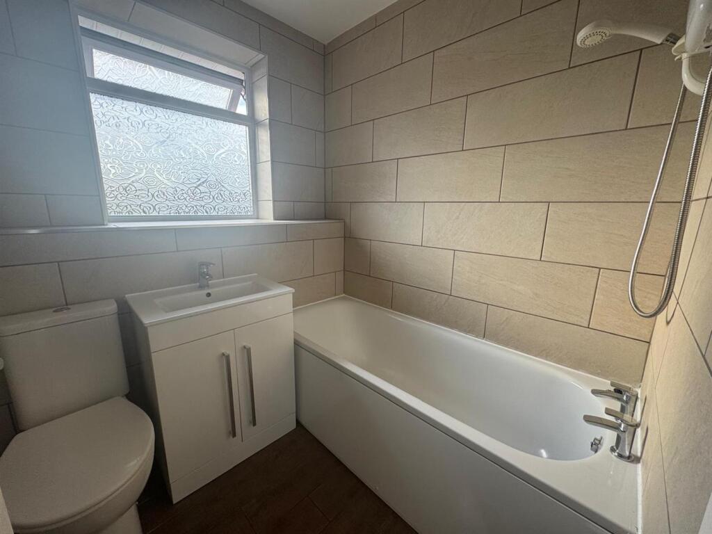 Bathroom 2.jpg