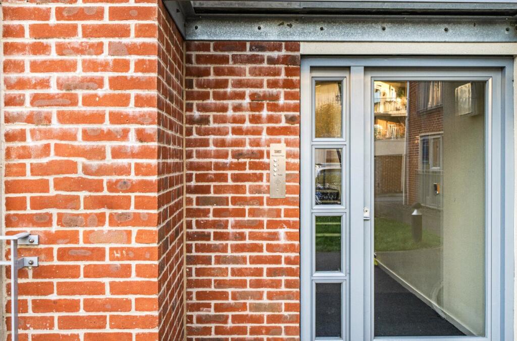 1381868-4-691b410...