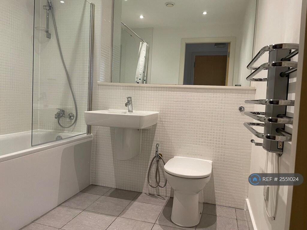 Main Bathroom 