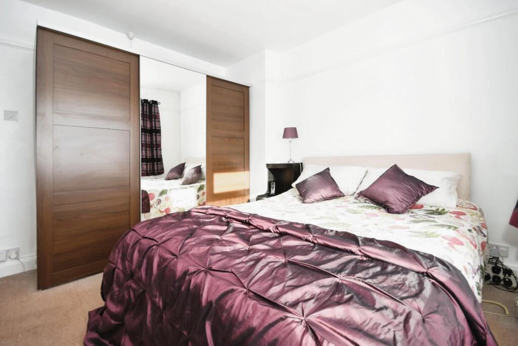 BEDROOM 2 02.jpg