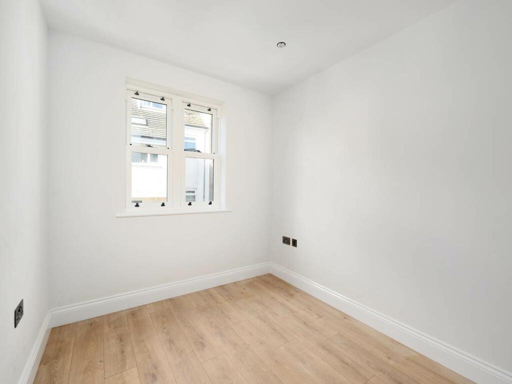 Flat 8 bed 2