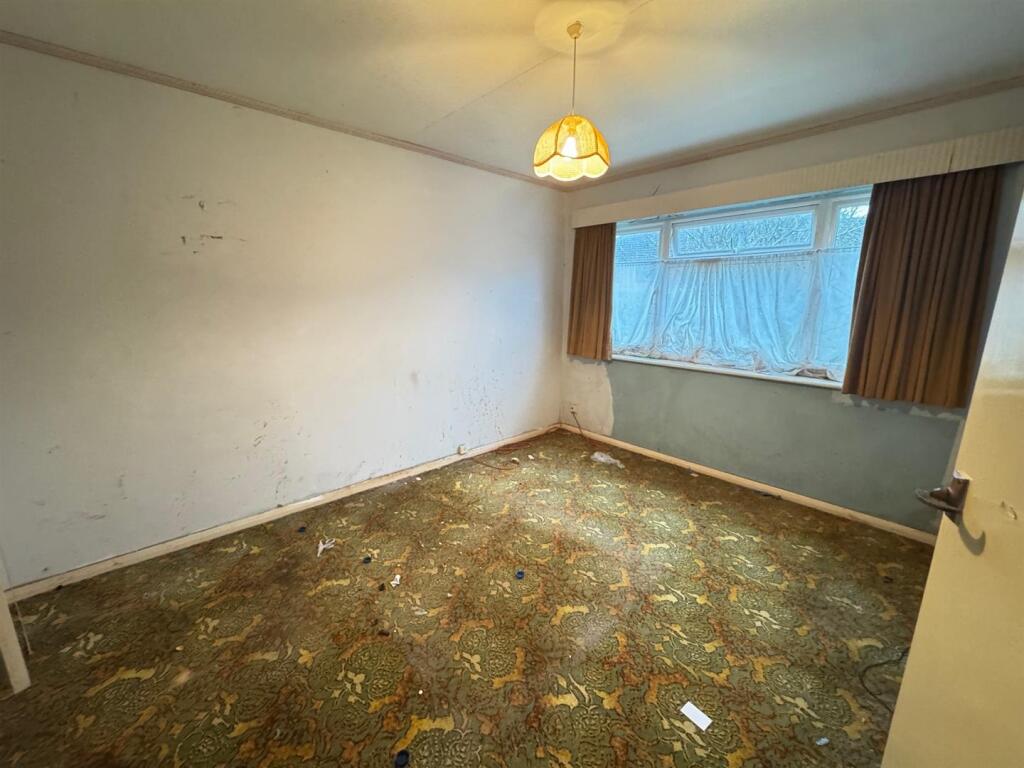 Bedroom 1.jpg