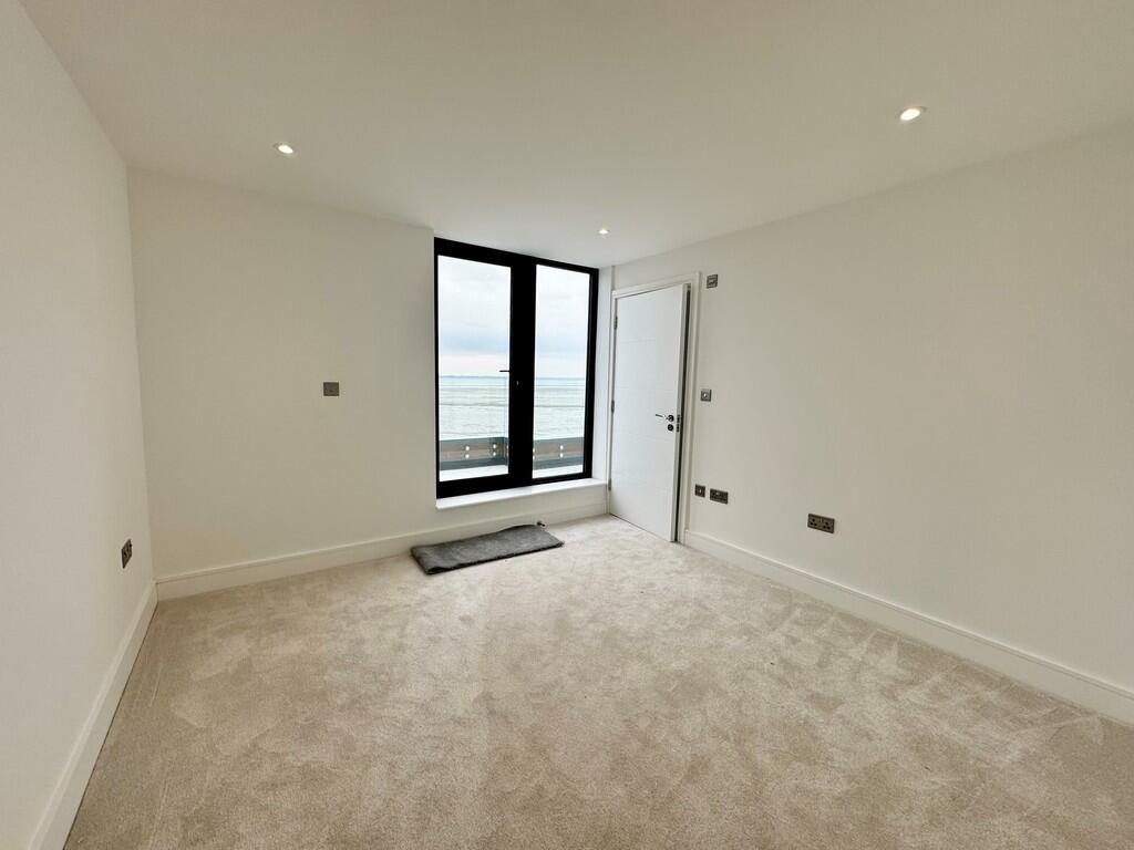 4 Thames View bed...