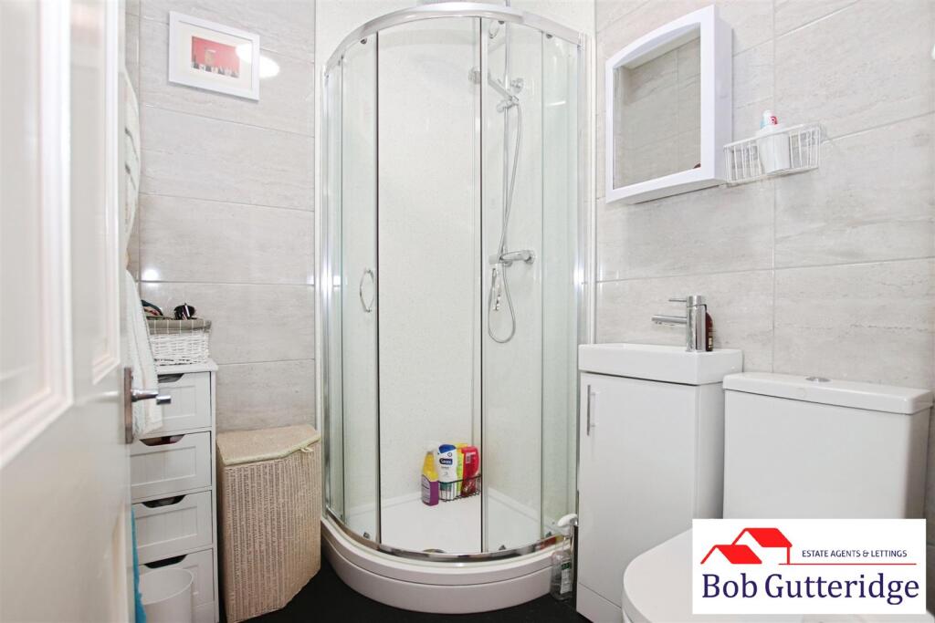 EN-SUITE SHOWER ROOM