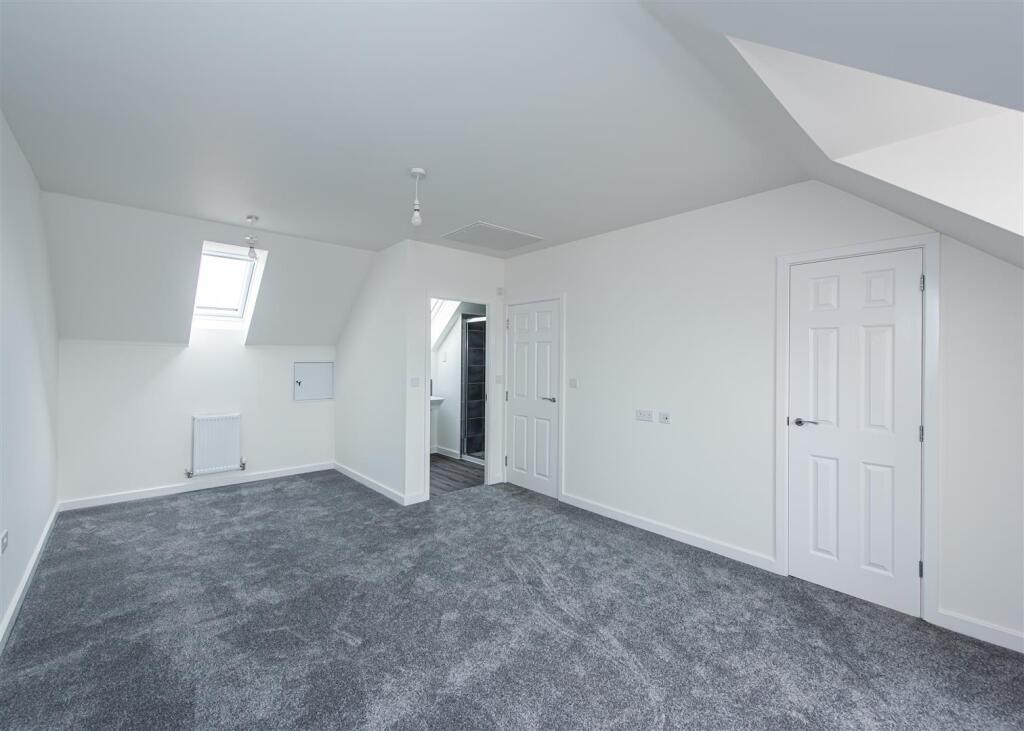40 Foxglove Way-bed1.jpg