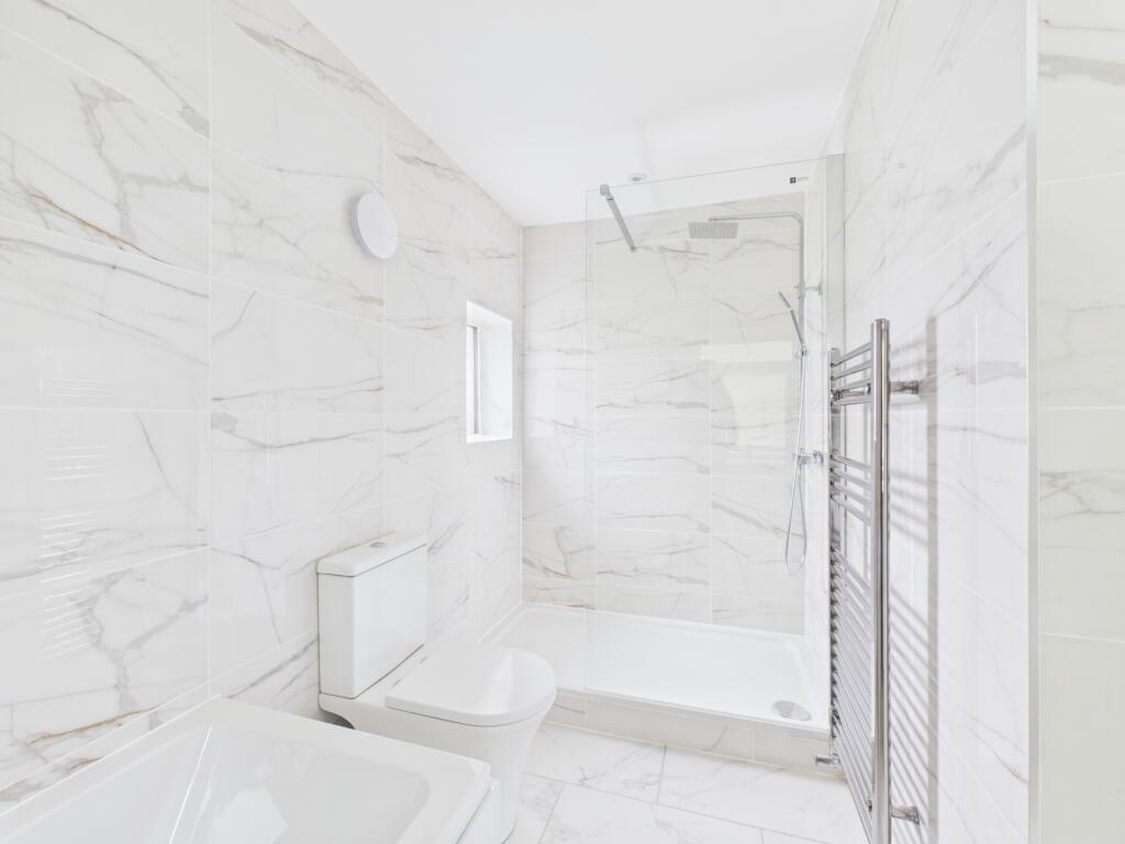 CAM03729G0-PR0100-STILL017