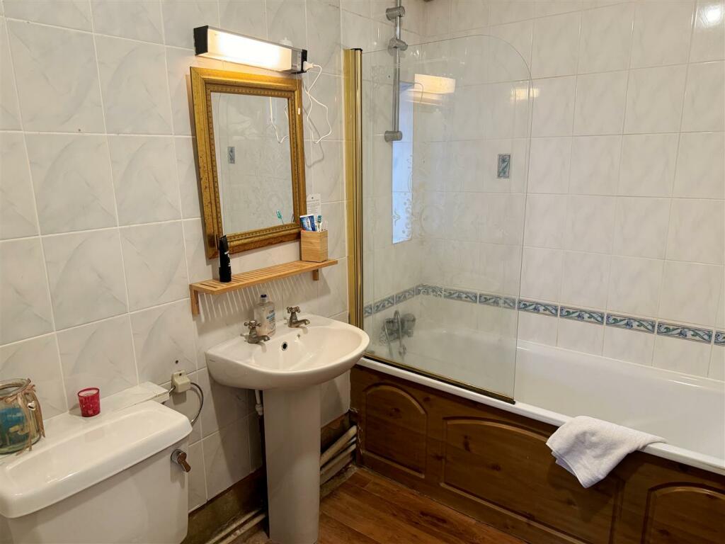 Bathroom 1.JPG