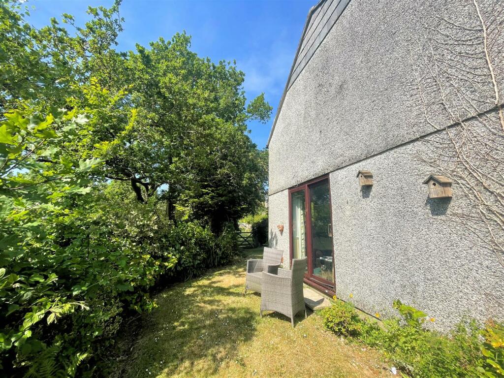 Side garden .jpg