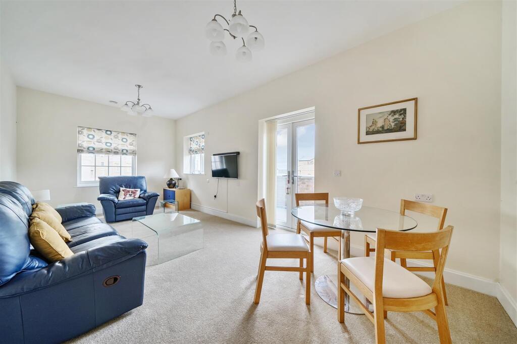 Sitting/dining room