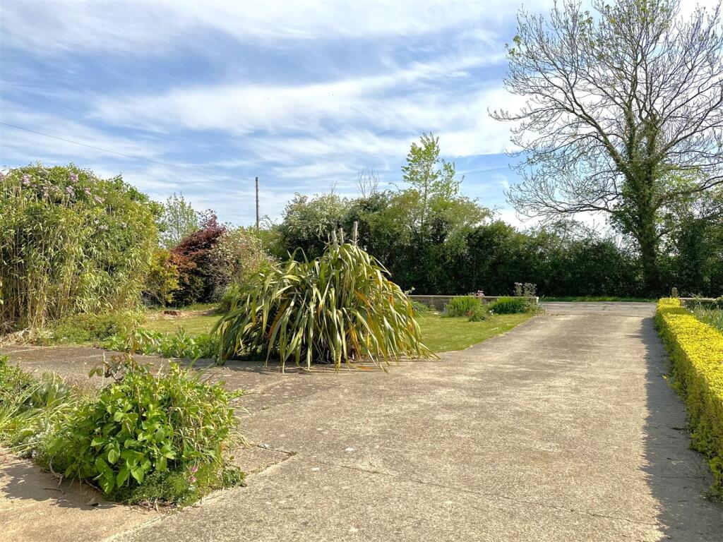 Extensive Frontage &amp; Driveway 910