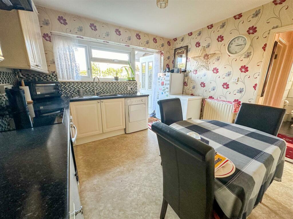 ALTERNATE VIEW OF KITCHEN/DINER