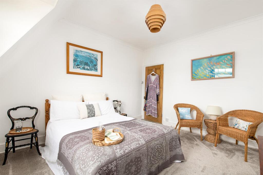 Bedroom1_2.jpg