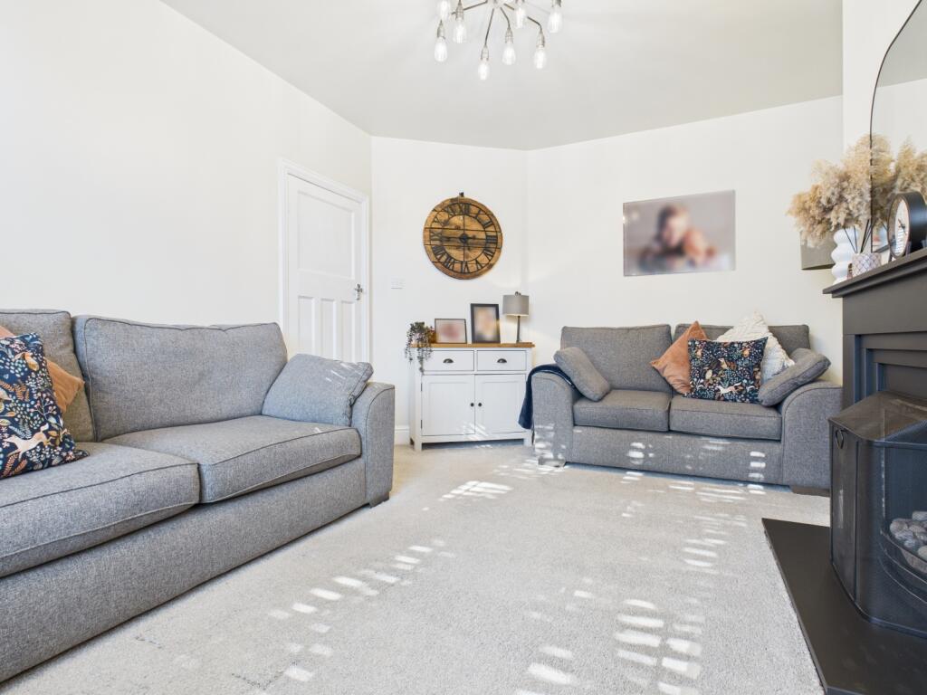 CAM03729G0-PR0148-STILL007