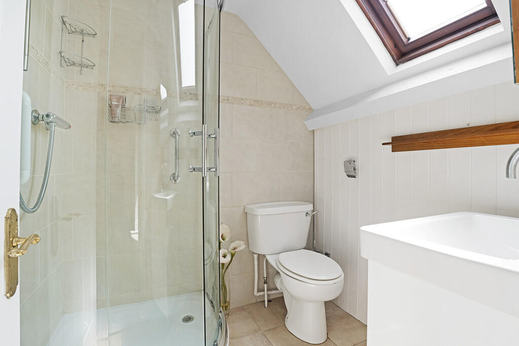ensuite to bedroo...
