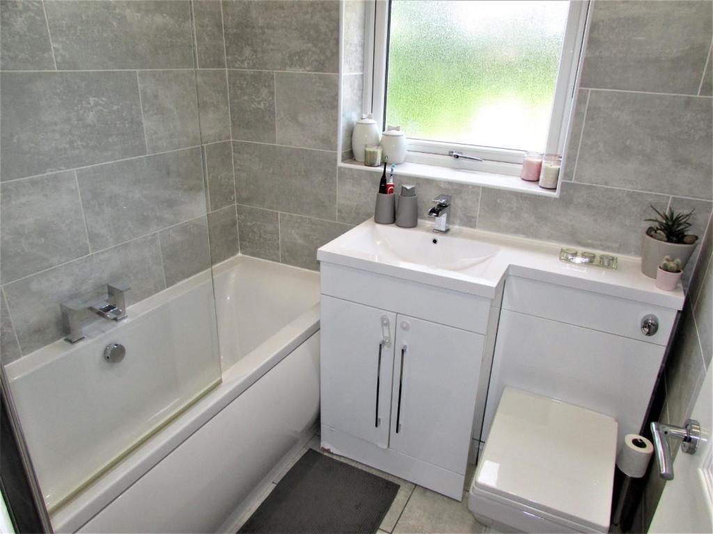 StansfieldRd24bath1.JPG