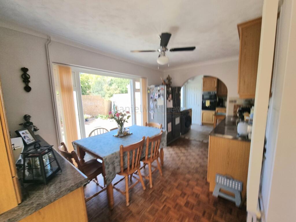 Kitchen/ Breakfast Room
