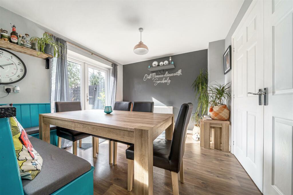 KITCHEN/DINING ROOM