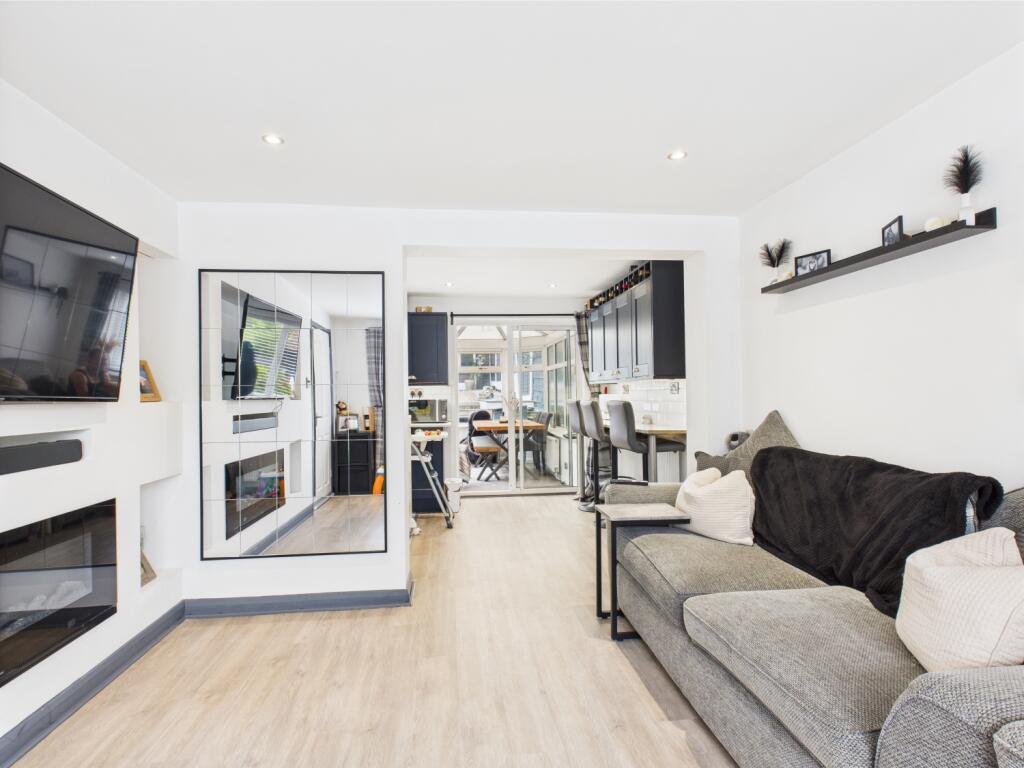 CAM03729G0-PR0054-STILL003