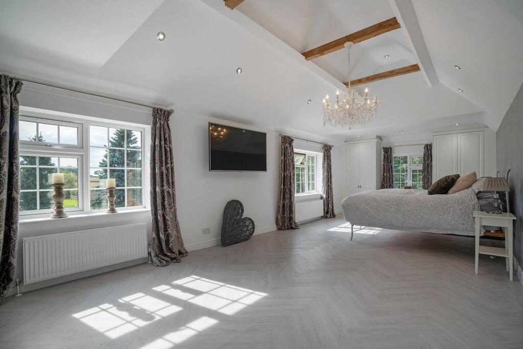 Principal bedroom with en suite
