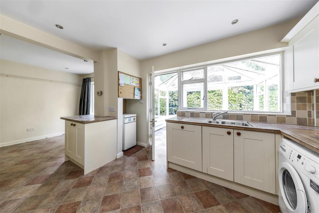 8 Orchard Gardens Cranleigh GU6 7LG-26.JPG