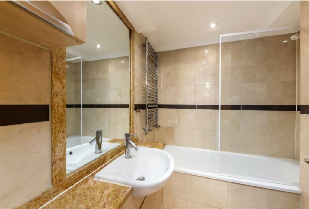 Main Bathroom.jpg