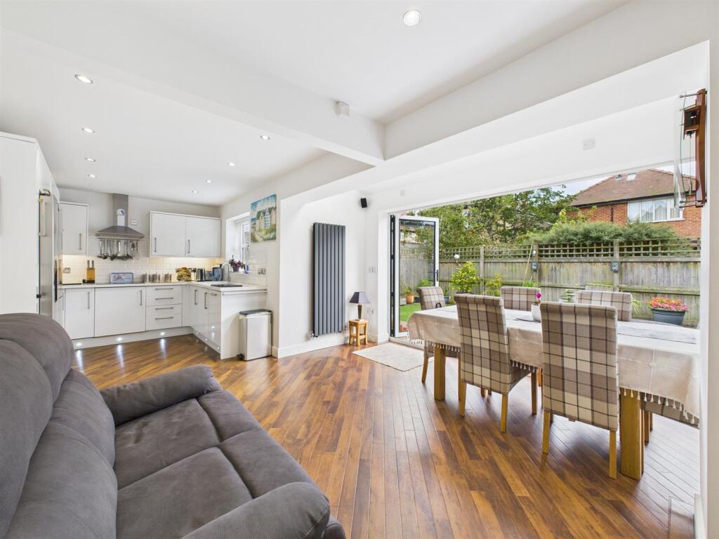 Kitchen/dining/living:
