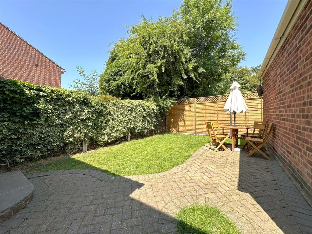 Lovely Private Garden 813