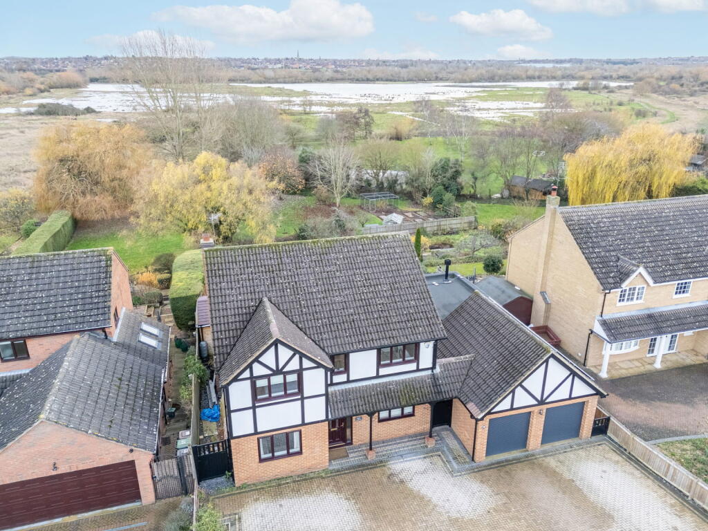 Meadow Way, Irthlingborough, NN9 5RS