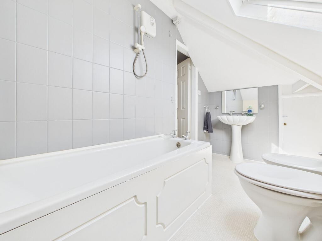 Bathroom (First Floor)