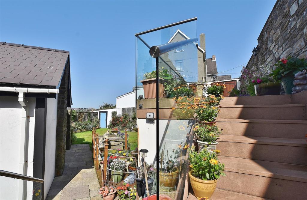 STEPS IN GARDEN TO TERRACE