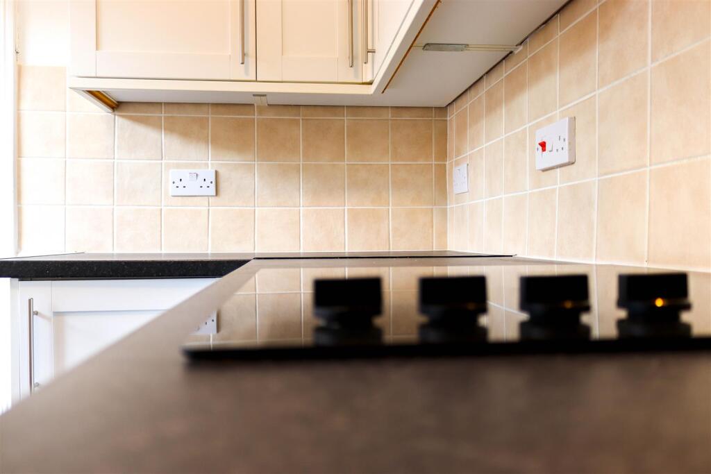 10. Kitchen.jpg