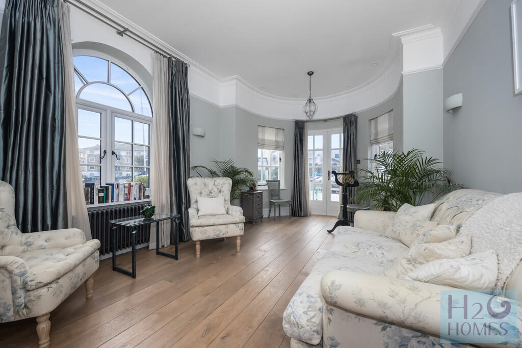 Trafalgar Gate, 8...