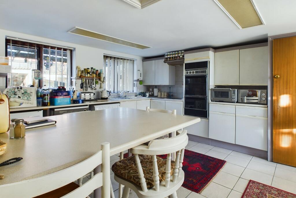 CAM02519G0-PR0211-STILL001