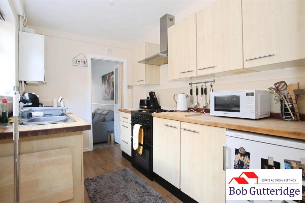FITTED KITCHEN