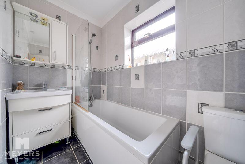 En-Suite Bathroom 