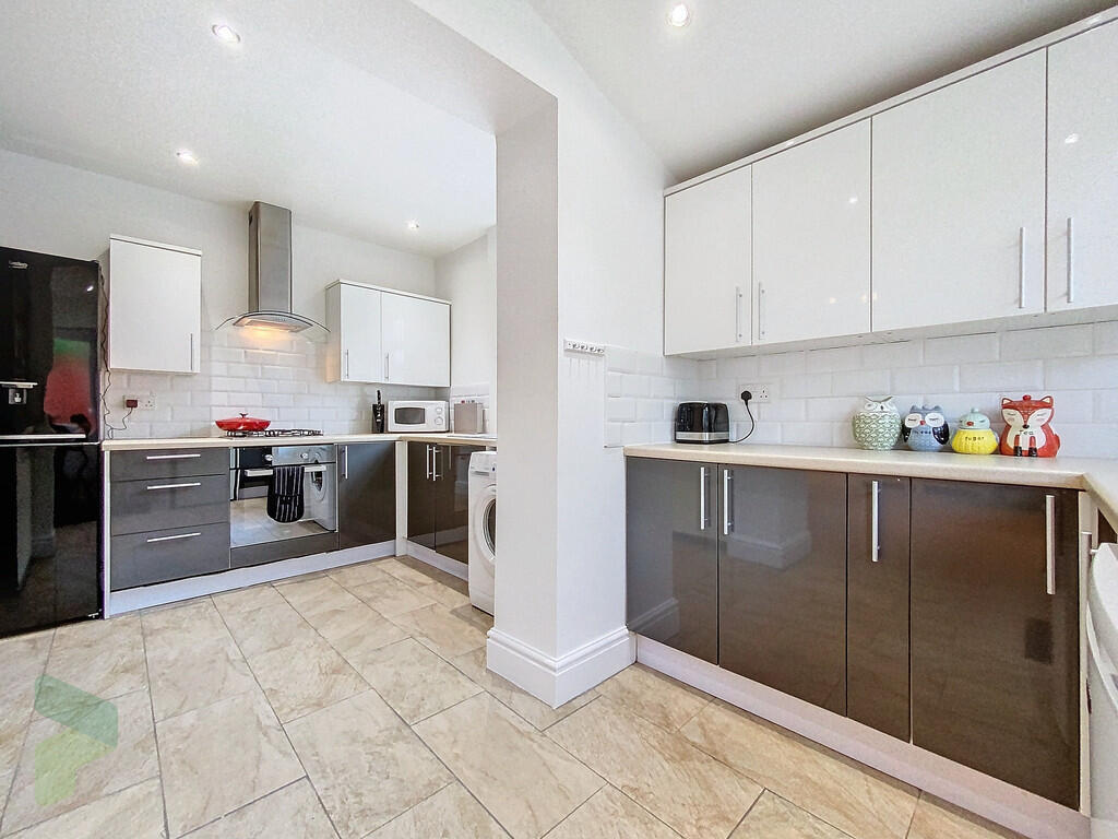 Fully Fitted Kitc...