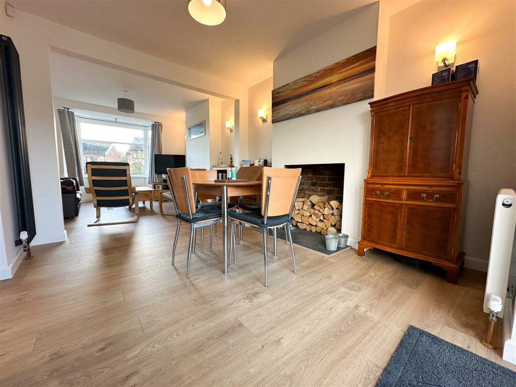 OPEN PLAN FAMILY ROOM