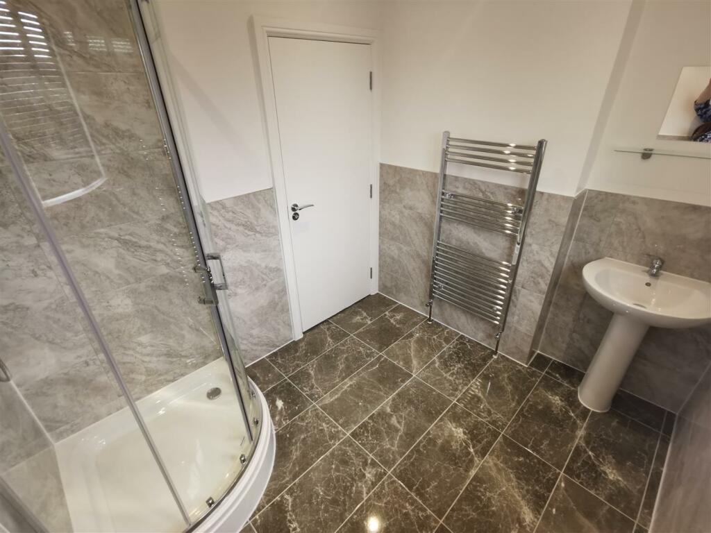 Bathroom 2.jpg