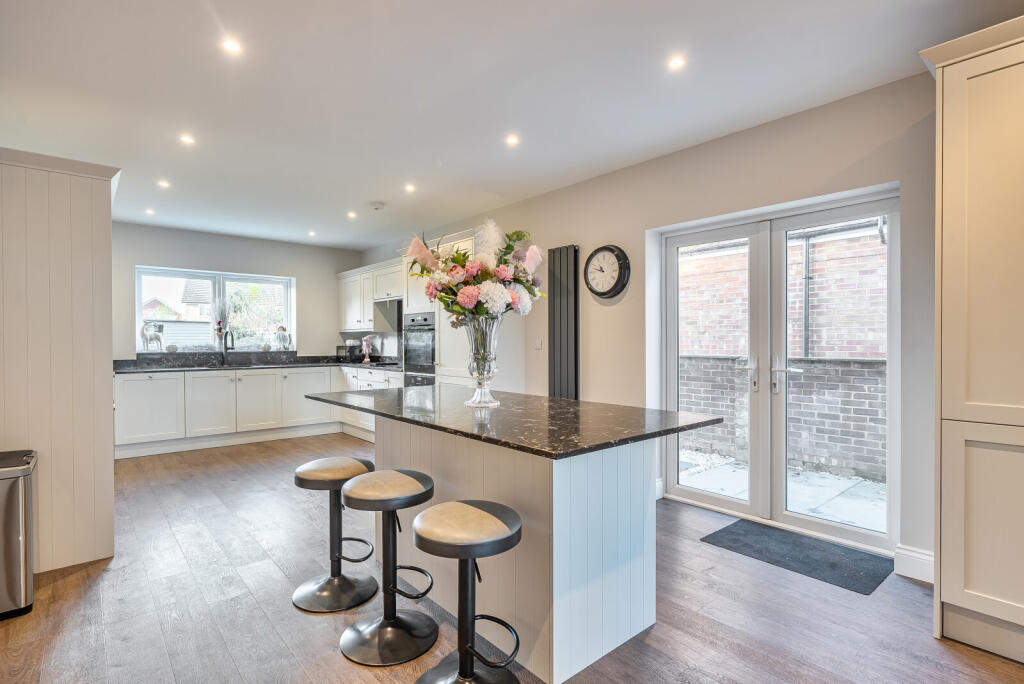 1385319-13-692eda...