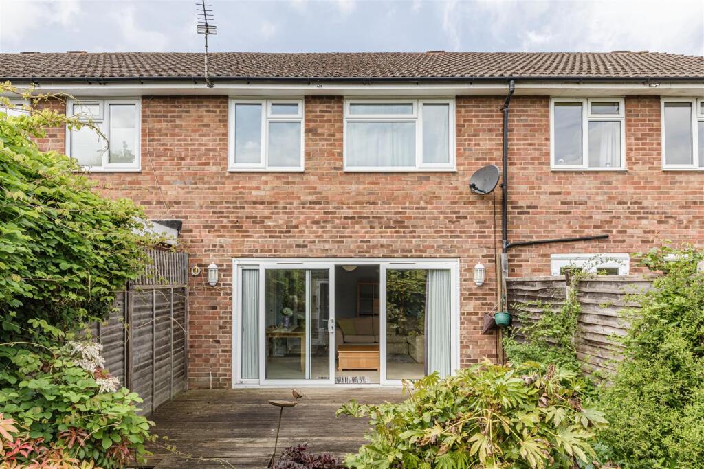 6 York Close, KT14 7HW - 16.jpg